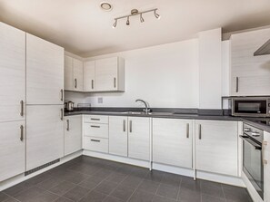 Kühlschrank, Mikrowelle, Ofen, Toaster