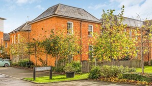Un edificio in mattoni con un cartello che riporta la scritta "Longley Road".