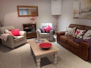 Smart TV, books, music library, video library - Relaxing Retreat on the edge of the Cotswolds (Wotton-under-Edge)