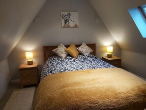 2 bedrooms, iron/ironing board, travel cot, free WiFi - Relaxing Retreat on the edge of the Cotswolds (Wotton-under-Edge)