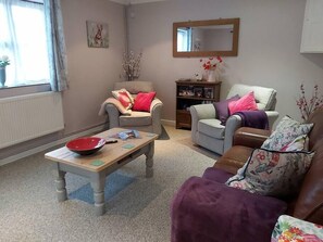 Smart TV, books, music library, video library - Relaxing Retreat on the edge of the Cotswolds (Wotton-under-Edge)