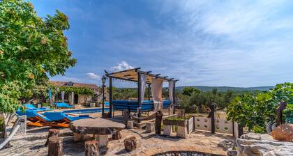 Holiday home for 7 guests, with a pool, golf, countryside by the sea
