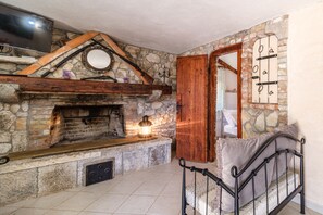 Interior - Holiday home for 7 guests, with a pool, golf, countryside by the sea (Supetar)