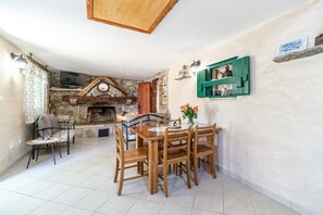 Dining - Holiday home for 7 guests, with a pool, golf, countryside by the sea (Supetar)