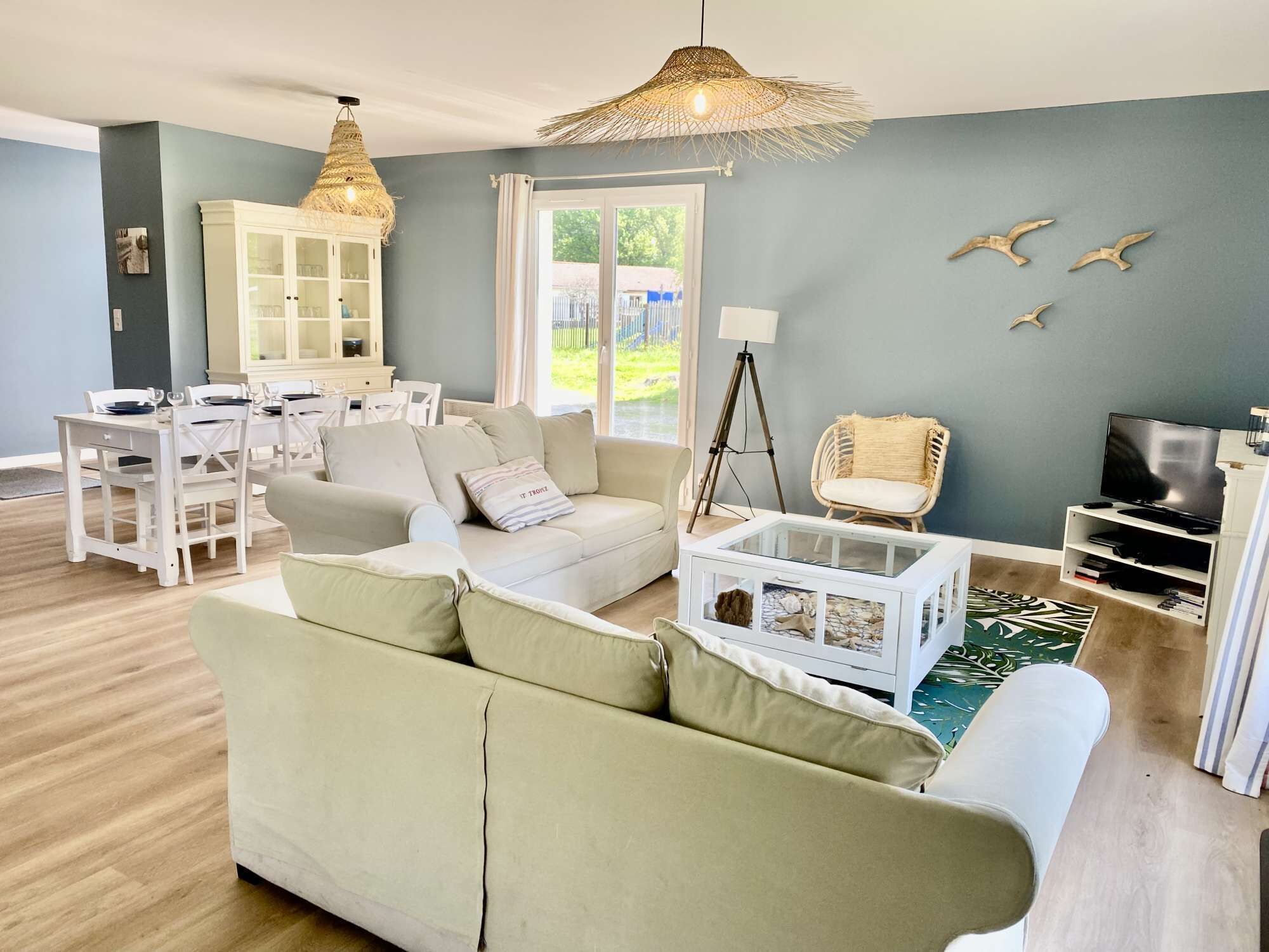 Fernseher, Kamin, Bücher