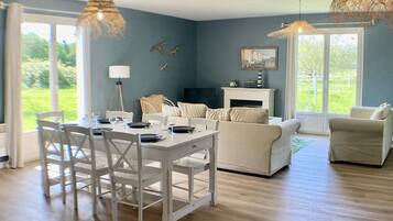 Télévision, cheminée, livres