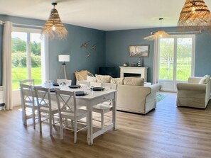 Télévision, cheminée, livres