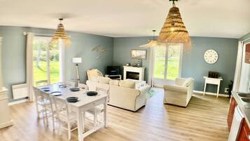 Télévision, cheminée, livres