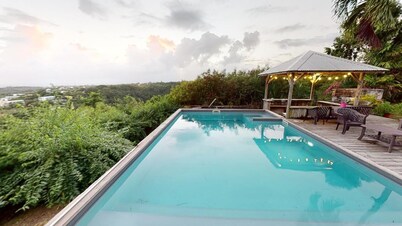 Gîte Baobab 1: Beautiful pool area with panoramic view