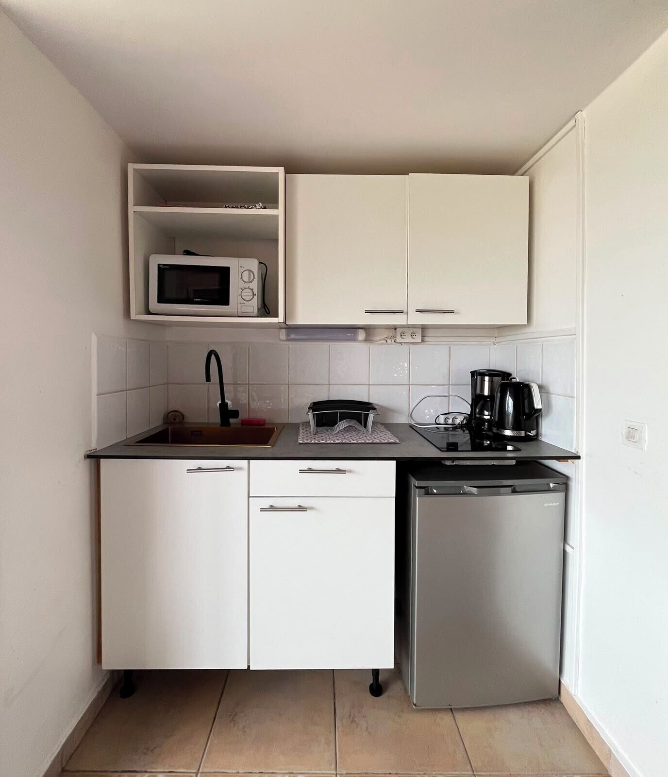 Réfrigérateur, micro-ondes, plaque de cuisson, bouilloire électrique