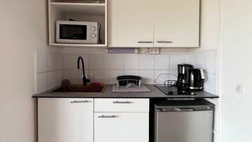 Réfrigérateur, micro-ondes, plaque de cuisson, bouilloire électrique