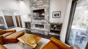 Smart TV y chimenea 