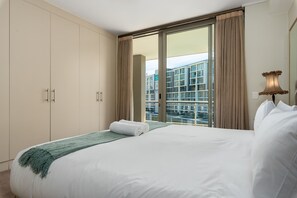 2 chambres, coffre-fort, bureau, fer et planche à repasser