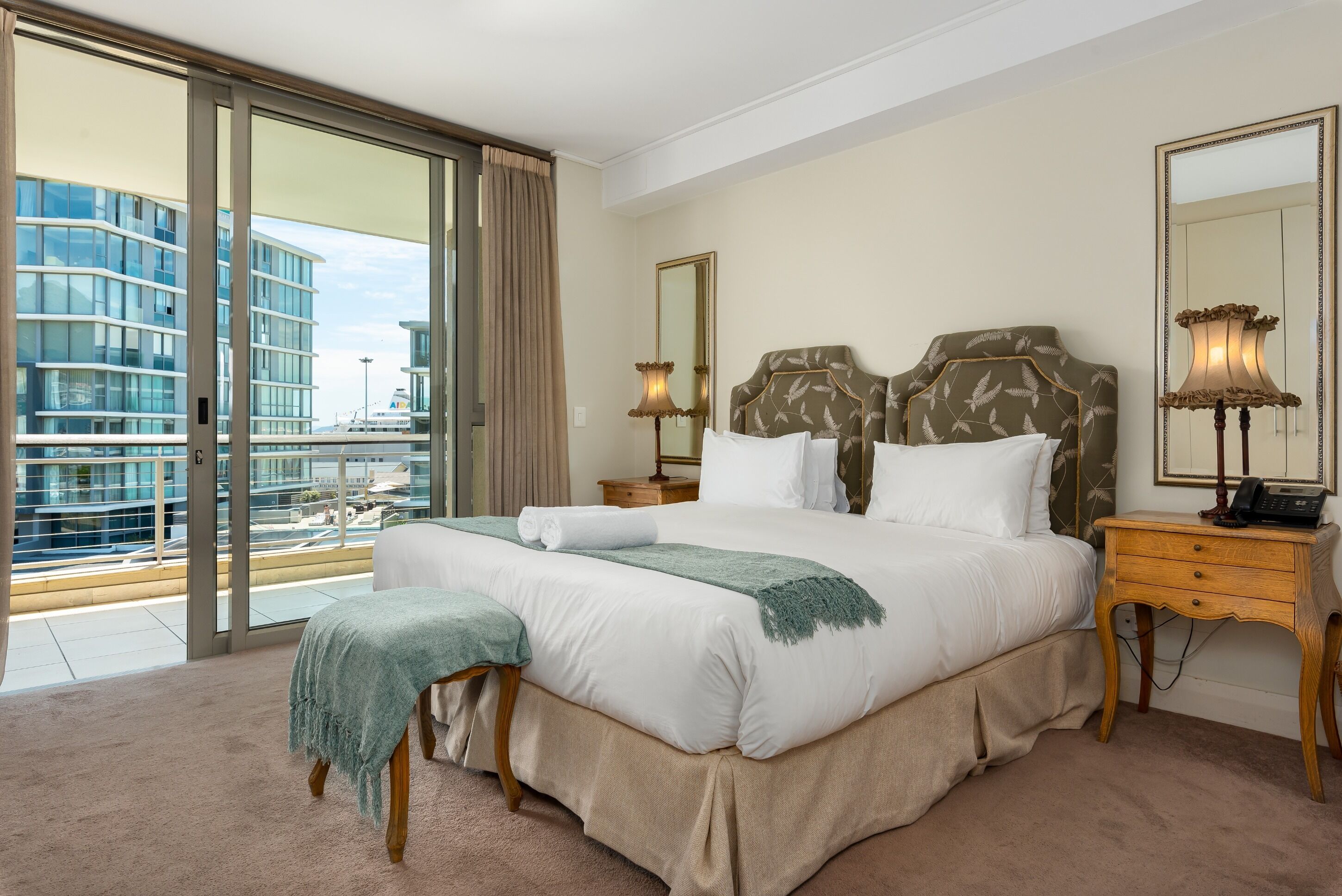 2 室のベッドルーム、セーフティボックス (室内)、デスク、アイロン / アイロン台