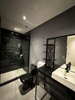 Ducha, secador de pelo, toallas