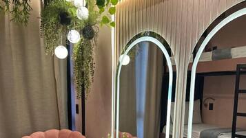 Minibar, wifi gratis y ropa de cama