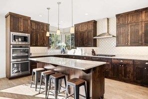 Fridge, microwave, oven, stovetop - Desert Solitaire #101: Paradise Village Pool, Waterslide, Hot Tub (Santa Clara)