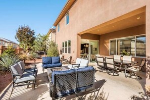 Outdoor dining - Desert Solitaire #101: Paradise Village Pool, Waterslide, Hot Tub (Santa Clara)