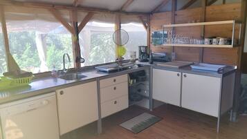 Een koelkast, een microgolfoven, een oven, een kookplaat