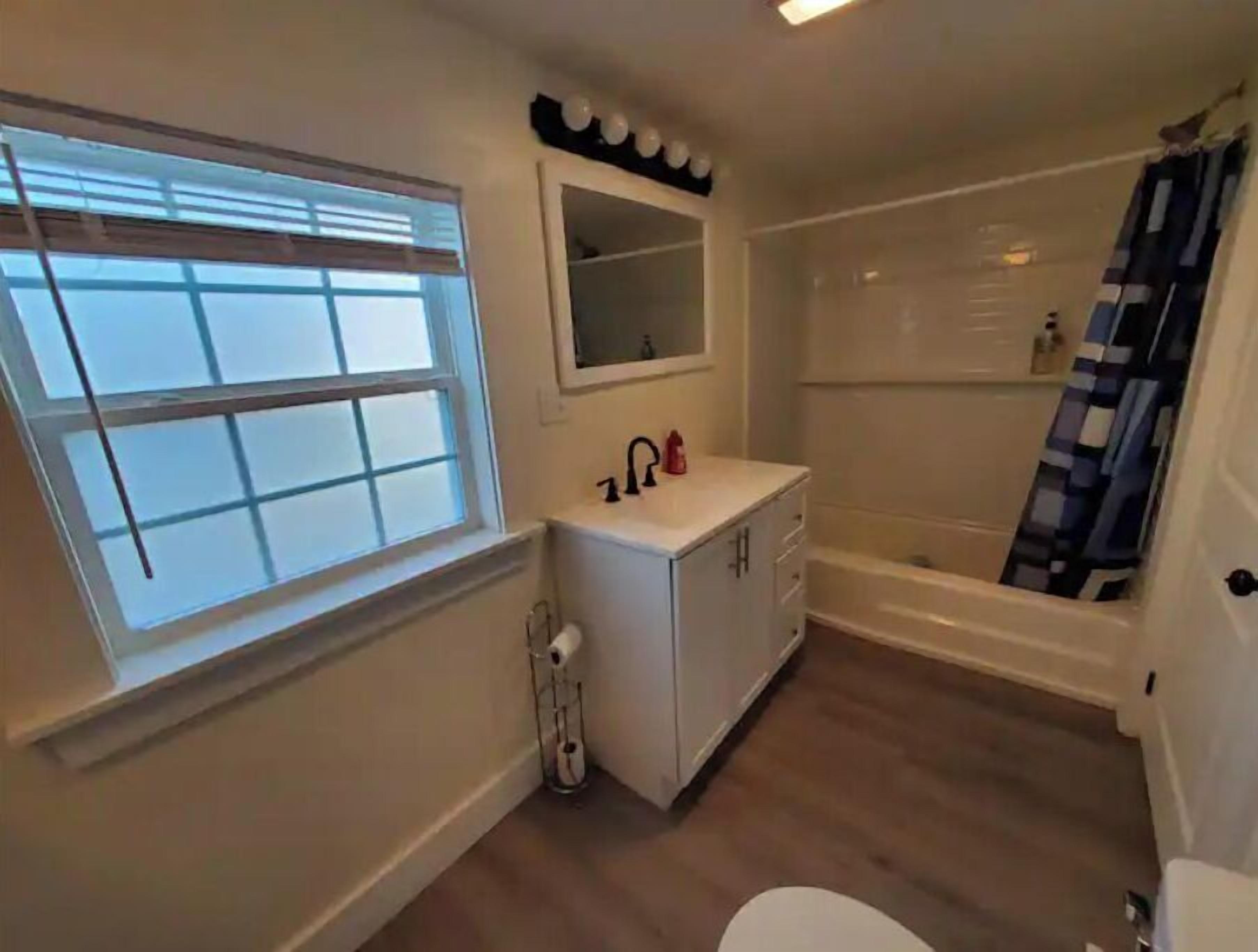 Duschwanne, Haartrockner, Handtücher, Seife