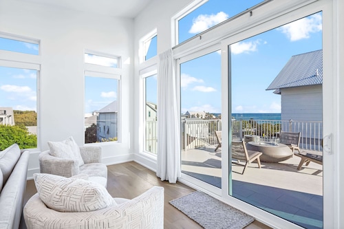 Best of the Best! Pet Friendly, 400 Feet to Beach. Pool, LSV, Elevator, Bikes