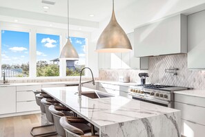 Kylskåp, mikrovågsugn, ugn och spishäll