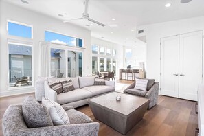 Smart-tv, eldstad och en stereo