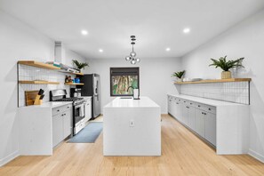 Fridge, microwave, oven, stovetop - Pine Hill Chateau - Ski Belleayre, Hunter (Pine Hill)
