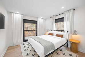 7 chambres, bureau, fer et planche à repasser, lit de bébé portatif