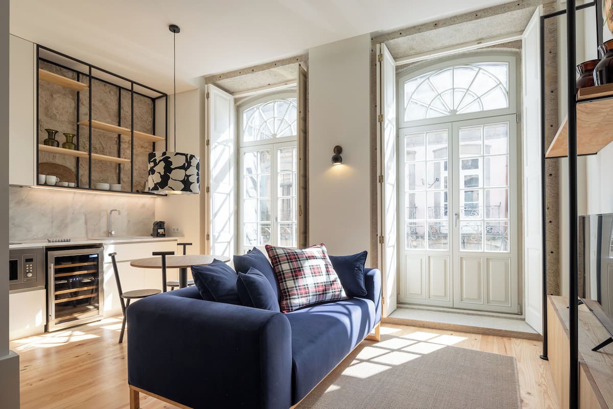 Maisonnette, 2 slaapkamers | Woonruimte | Een 43-inch smart-tv met digitale zenders en een televisie