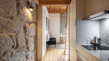 Estudio Duplex | 私人廚房 | 電冰箱、微波爐、爐台、義式濃縮咖啡機