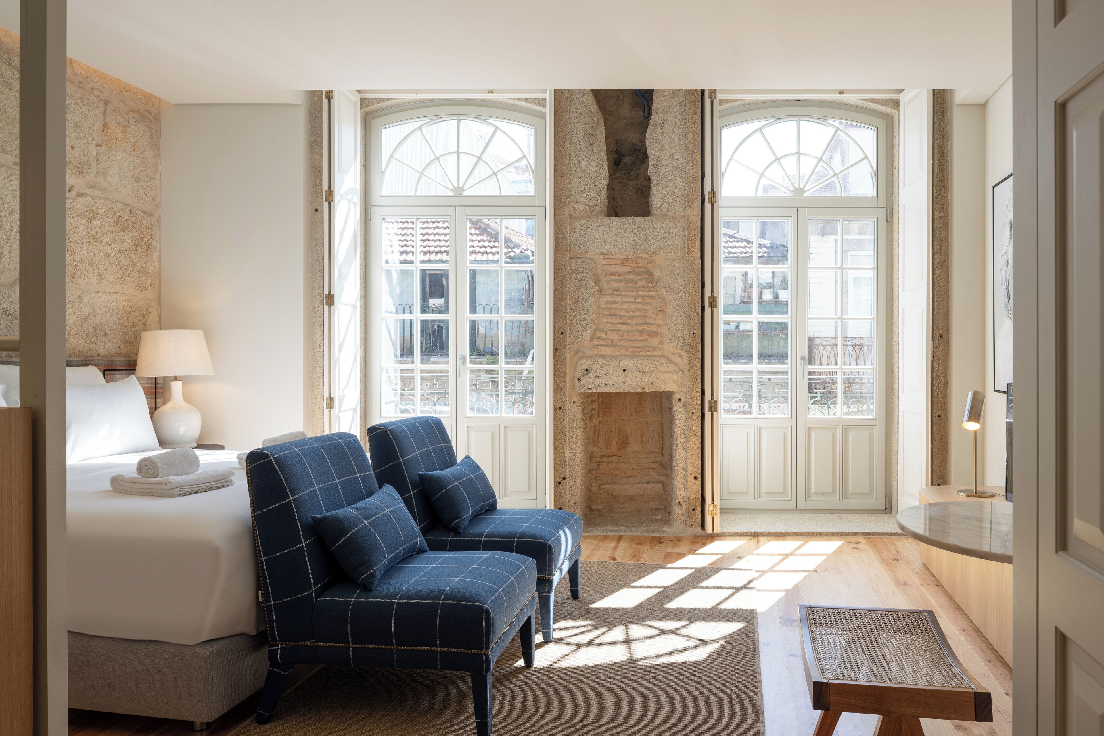 Estudio | In-room safe, desk, soundproofing, iron/ironing board