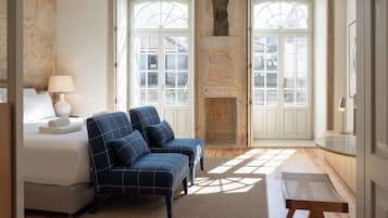 Estudio | In-room safe, desk, soundproofing, iron/ironing board