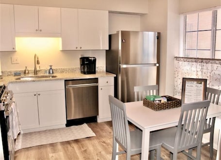 Fridge, microwave, oven, stovetop. Cheerful 2 bedroom townhouse with indoor Fireplace