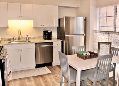 Cheerful 2 bedroom townhouse with indoor Fireplace