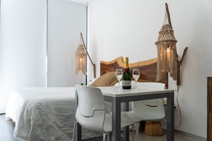 Estudio Confort | Espacio para trabajar con laptop, wifi gratis y ropa de cama 