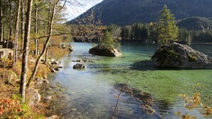 A clear mountain lake surrounded by trees and rocky terrain. - Königssee, vacation apartments Klausner (Schönau am Königssee)