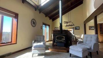 Een televisie, een open haard en een kantoor