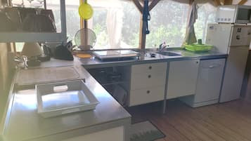 Een koelkast, een microgolfoven, een oven, een kookplaat