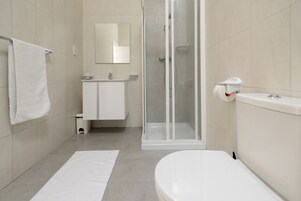 Deluxe Apartment | Bathroom