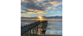 Large 2 bedroom, sleeps 6, 30 seconds to the sand!