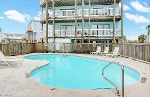Outdoor pool - Large 2 bedroom, sleeps 6, 30 seconds to the sand! (Carolina Beach)