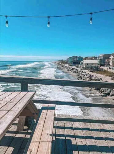 Large 2 bedroom, sleeps 6, 30 seconds to the sand!