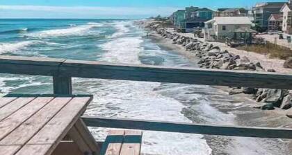 Large 2 bedroom, sleeps 6, 30 seconds to the sand!