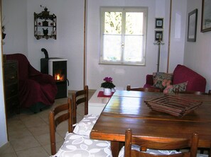 Fernseher, Kamin, Tischtennisplatte