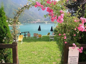 A private villa with a view of a lake and mountains, outdoor seating, and a sign indicating private access. - Ledro, PUR area: 65 square meters, 2 rooms, sleeps 5, separate entrance, 200 meters from the lake (Ledro)