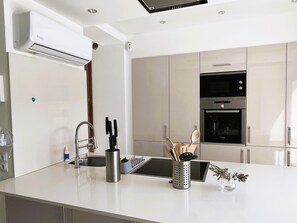 Kühlschrank, Mikrowelle, Ofen, Geschirrspüler