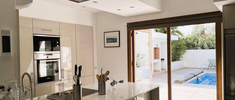 Een koelkast, een microgolfoven, een oven, een vaatwasser