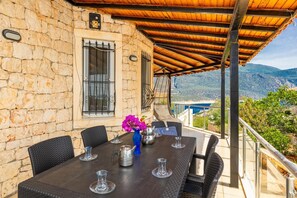 Sheltered terrace area with sea views - Villa Erdem - Three Bedroom Villa, Sleeps 6 (Çukurbağ Yarımadası)