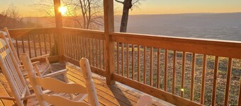 The Overlook Cabin: Breath-taking Views & King Bed